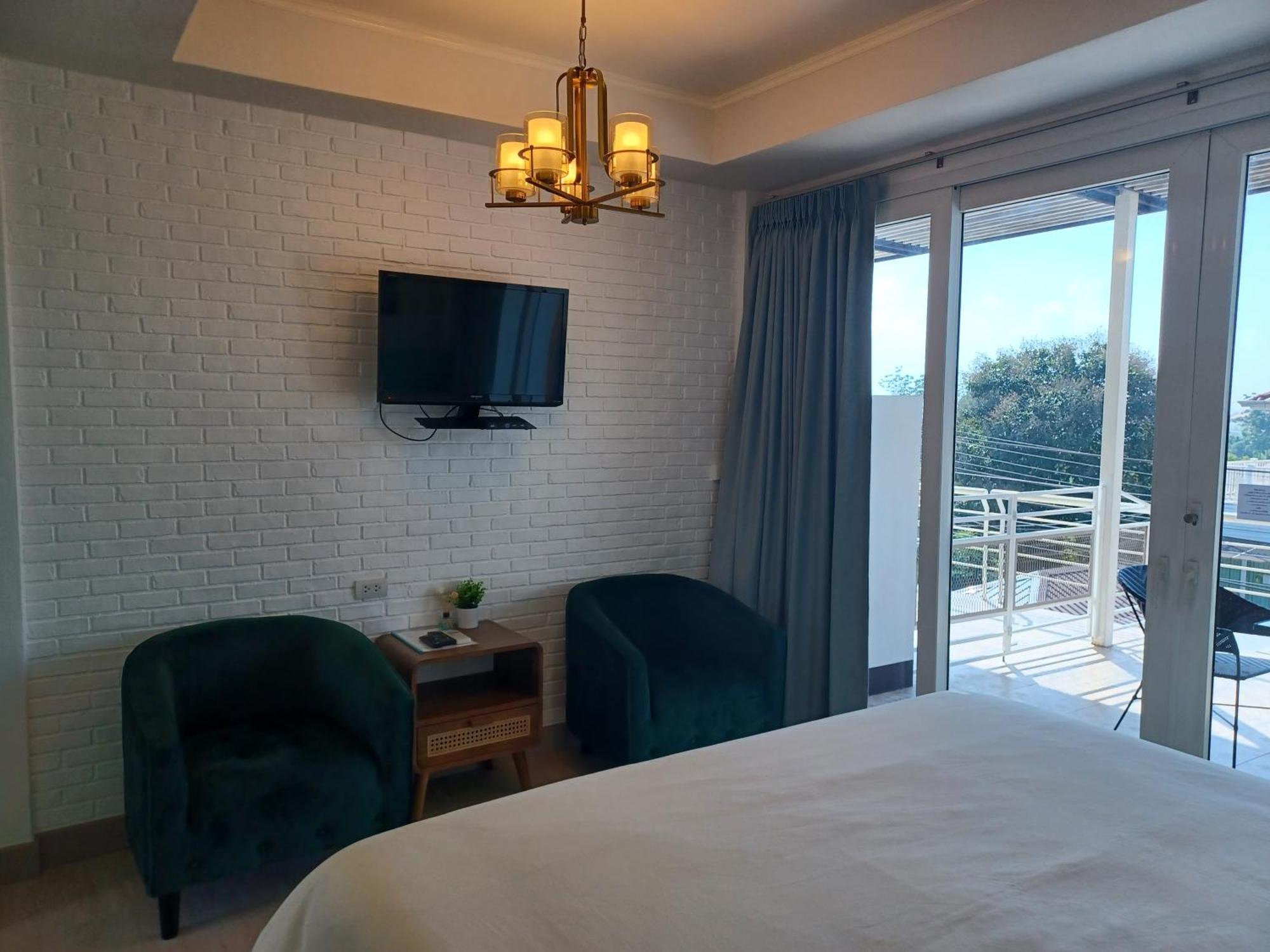 Koh Larn Riviara Hotel Bagian luar foto