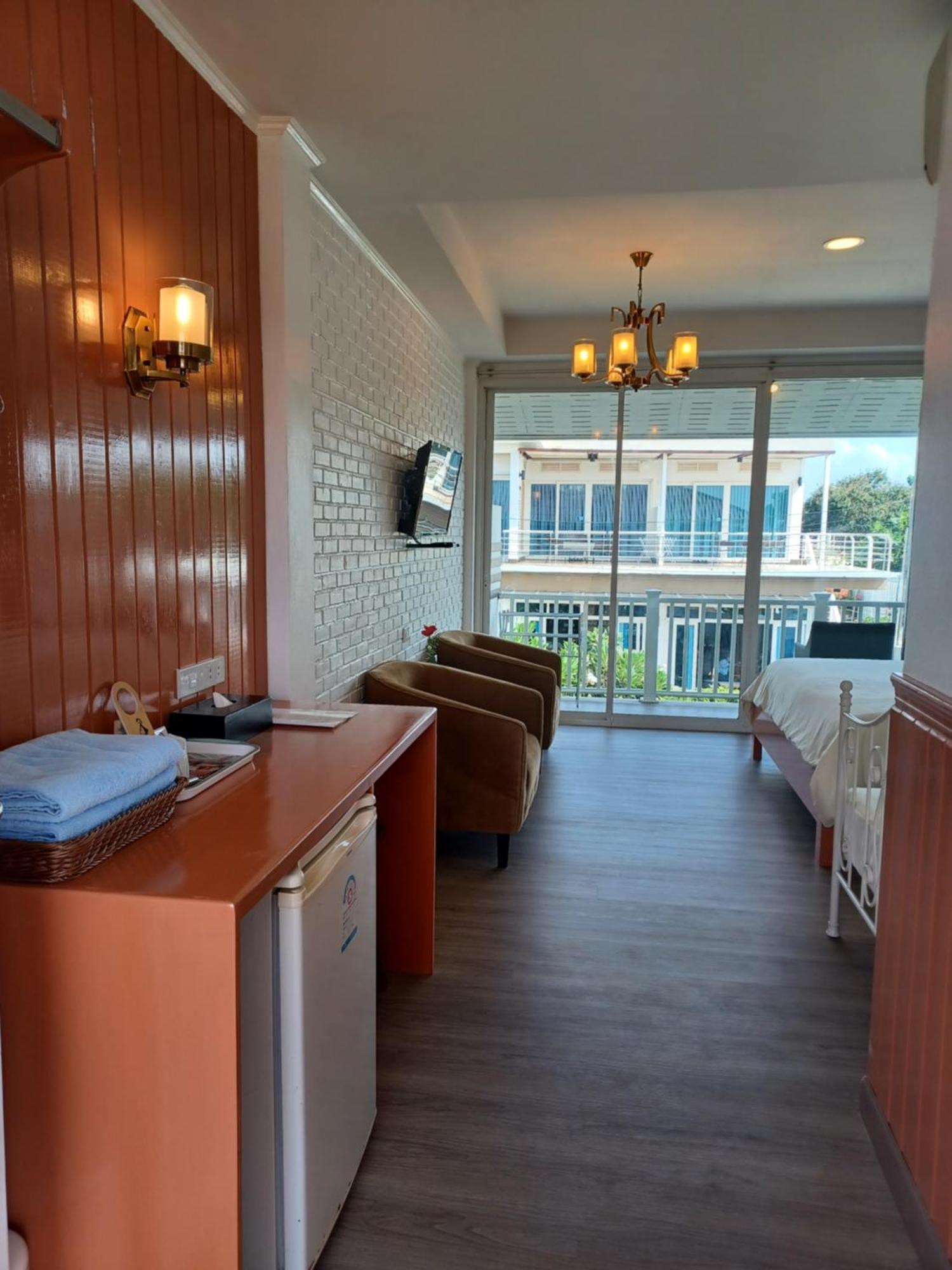 Koh Larn Riviara Hotel Bagian luar foto
